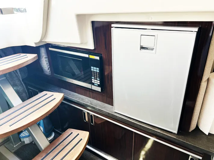 Grateful! Yacht Photos Pics 2019 Sea Ray Sundancer 320 Outboard interior with microwave and fridge.