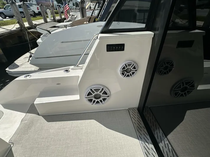 Our Trade Yacht Photos Pics 2024 Regal 42 Xo - Image 9