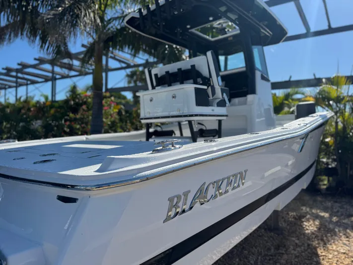  Yacht Photos Pics 2026 Blackfin 262 HB boat, sleek design, outdoor setting, palm trees in background.