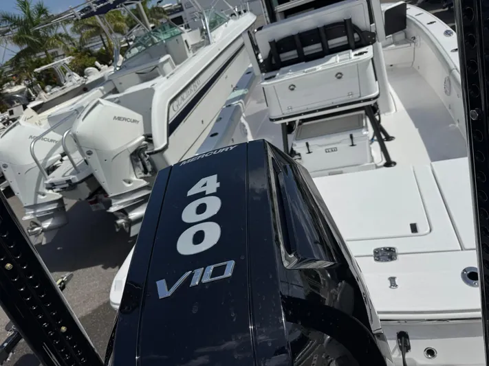  Yacht Photos Pics 2026 Blackfin 262 HB boat with Mercury 400 V10 engine, docked alongside similar vessels.