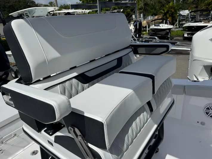  Yacht Photos Pics 2026 Blackfin 262 HB boat seating with white and black upholstery, showcasing modern design.