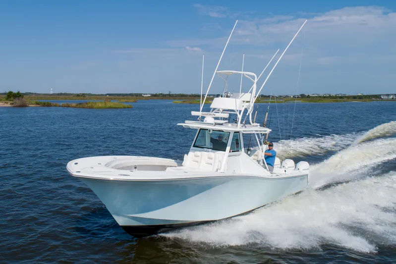 Reel Development Yacht Photos Pics 2022 Onslow Bay 41 TE boat cruising on a sunny day.