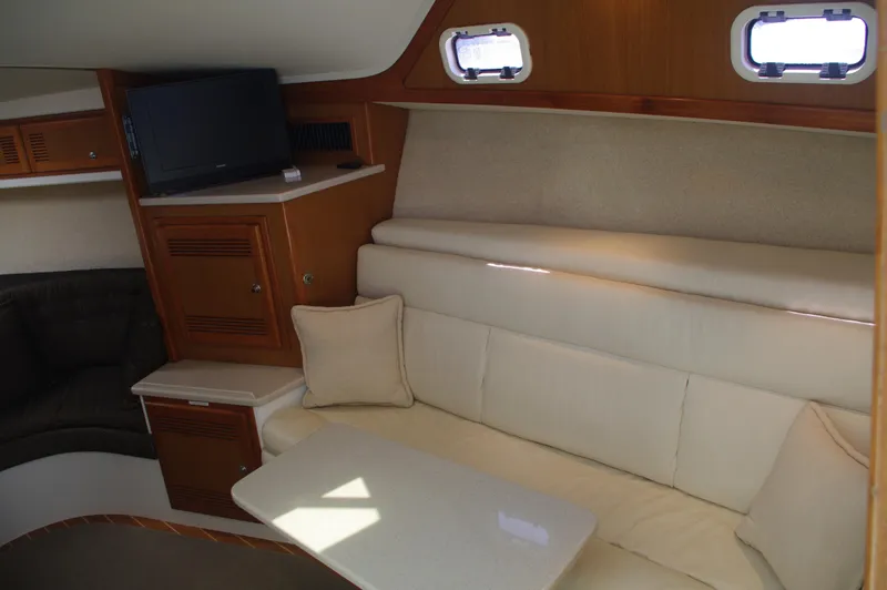  Yacht Photos Pics starboard settee