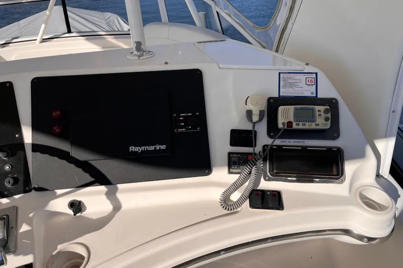  Yacht Photos Pics Control panel of a 2001 Silverton 42C boat with Raymarine equipment.