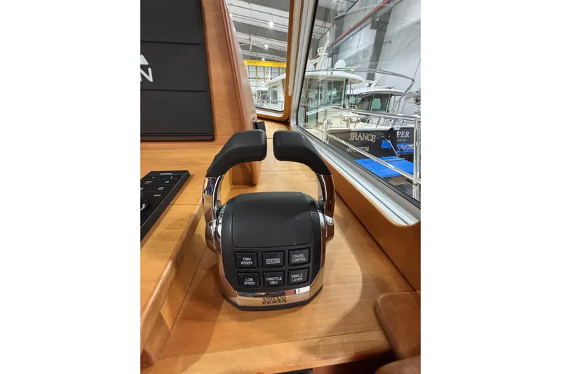 Cellibrate Yacht Photos Pics Control panel of 2020 Sabre 45 Salon Express yacht, featuring throttle and cruise control.