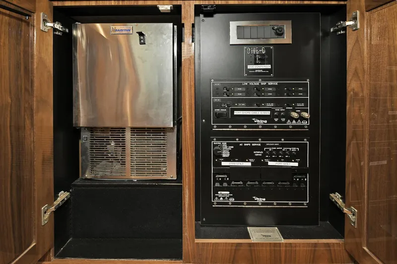 On The Edge Yacht Photos Pics 