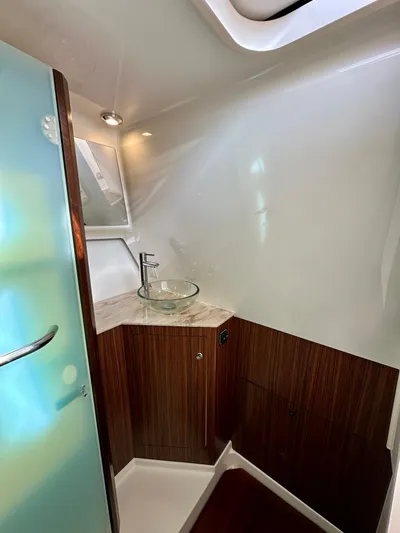 Breeezy Yacht Photos Pics Interior of 2020 Pursuit DC 365 Dual Console with sink.