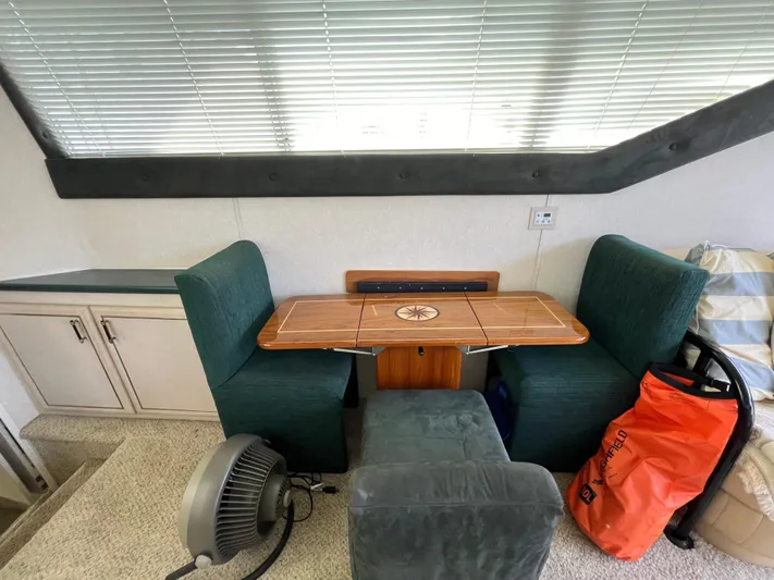 Amities Yacht Photos Pics Interior of 1998 Mainship 47 Motor Yacht with dining area and seating.