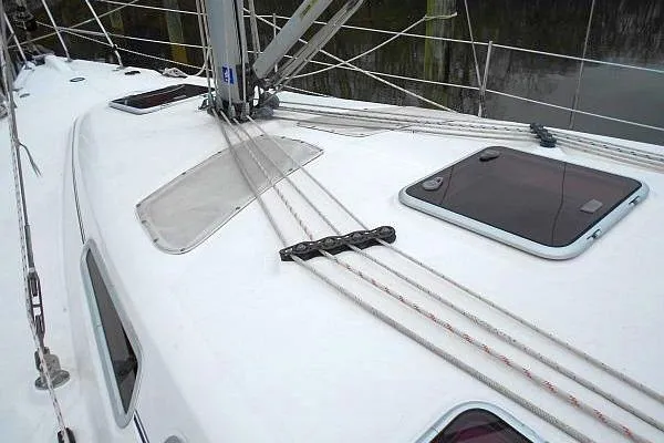 Windependence Yacht Photos Pics 2006 Hunter 38 sailboat deck with rigging and hatches.