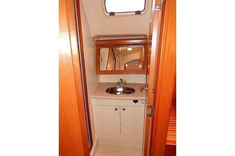 Windependence Yacht Photos Pics Compact bathroom in 2006 Hunter 38 yacht with sink and mirror.