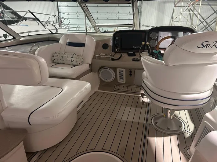  Yacht Photos Pics 2005 Sea Ray Sundancer 520 cockpit with white seating and modern controls.
