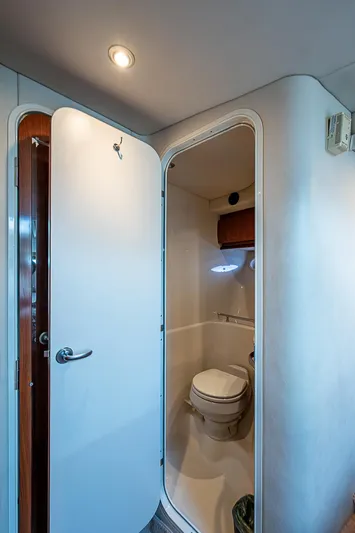 Grand Admiral Yacht Photos Pics 2004 Sea Ray 420 Sundancer yacht bathroom interior with modern fixtures.