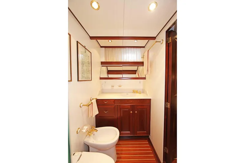 Alme Sol Yacht Photos Pics Guest bathroom