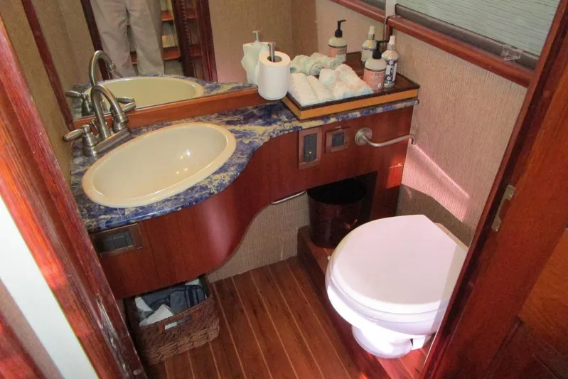 Lucky Stars Yacht Photos Pics Salon area day head