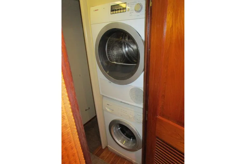 Lucky Stars Yacht Photos Pics Lower master companionway laundry