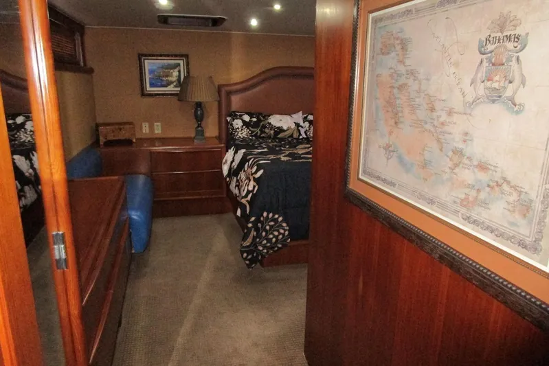 Lucky Stars Yacht Photos Pics Master cabin entrance