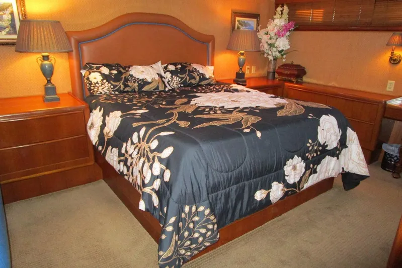 Lucky Stars Yacht Photos Pics King size master berth