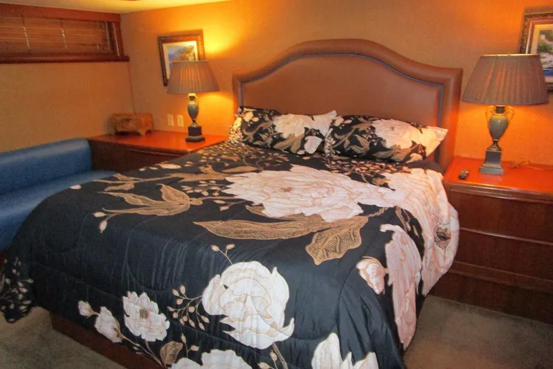 Lucky Stars Yacht Photos Pics Master cabin