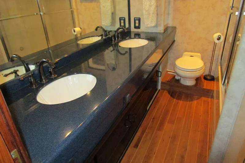 Lucky Stars Yacht Photos Pics Master head