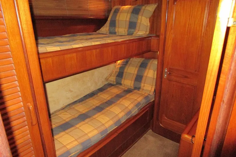Lucky Stars Yacht Photos Pics Starboard bunk cabin