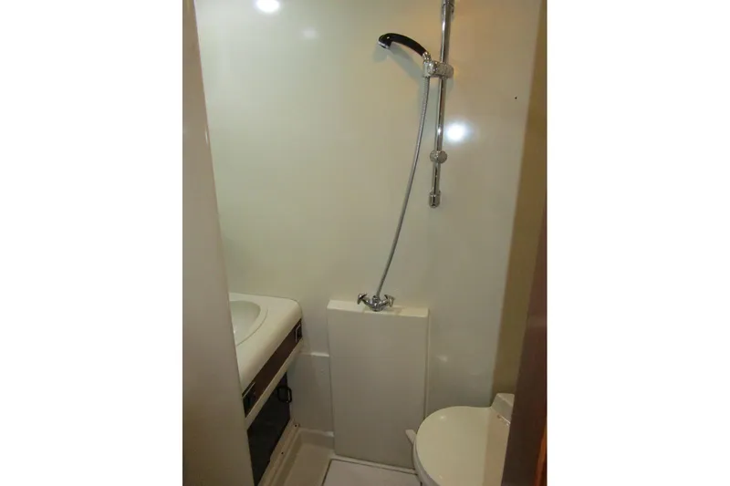 Lucky Stars Yacht Photos Pics Starboard cabin head