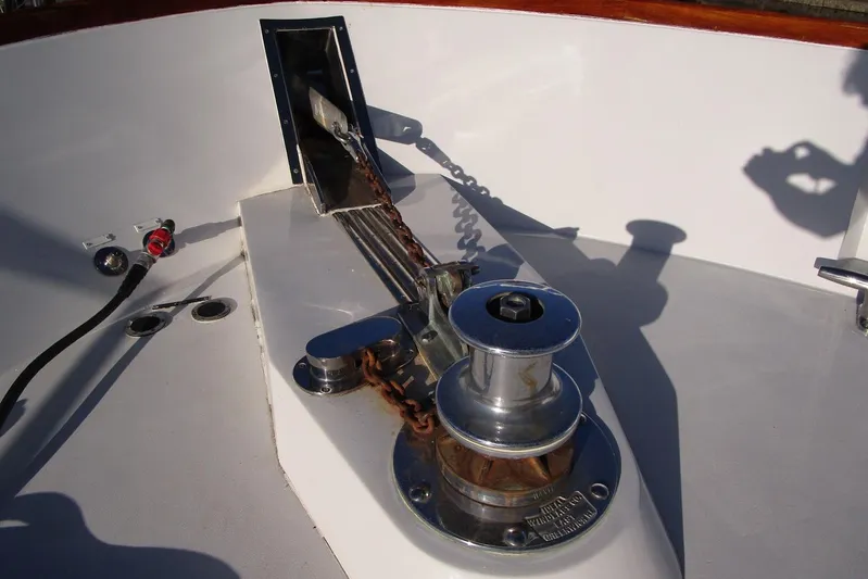 Lucky Stars Yacht Photos Pics Windlass details