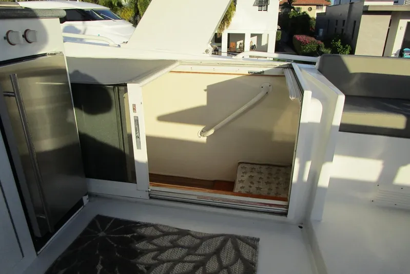 Lucky Stars Yacht Photos Pics Flybridge entry steps