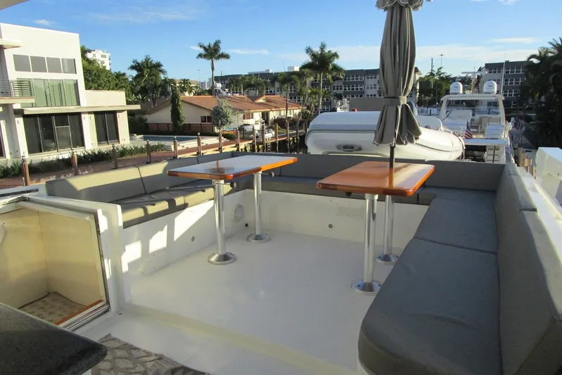 Lucky Stars Yacht Photos Pics Flybridge seating