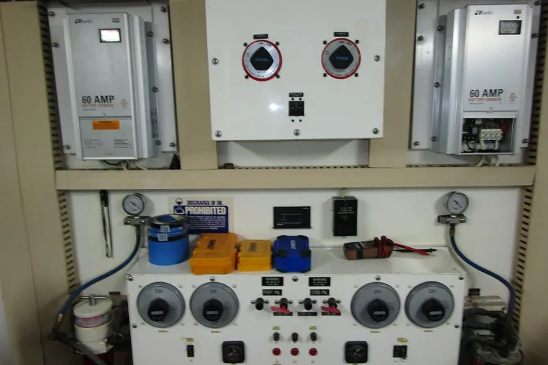 Lucky Stars Yacht Photos Pics Engine room forward