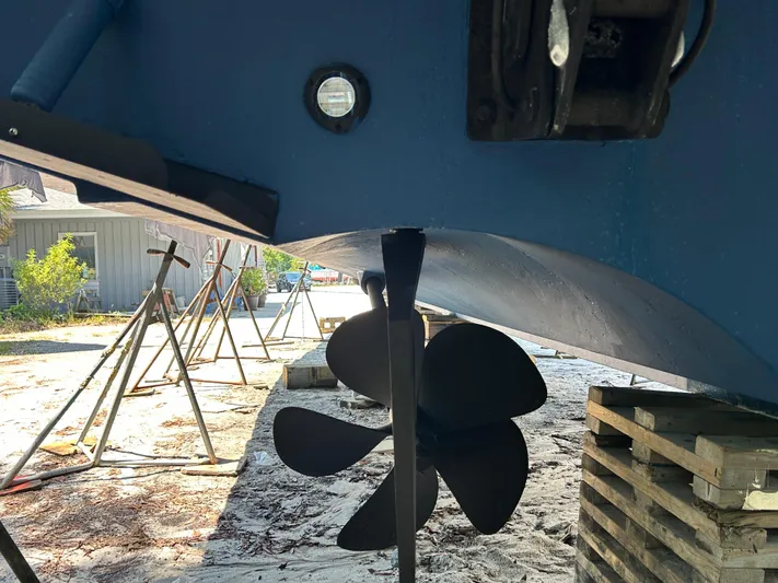 Bella Blue Yacht Photos Pics Propeller of 2004 Grand Banks 49 Eastbay HX on dry dock.