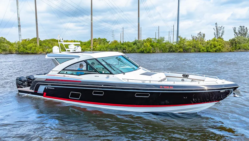 Ski 2 Sea Yacht Photos Pics 2017 Formula 430 Super Sport Crossover boat cruising on a river.