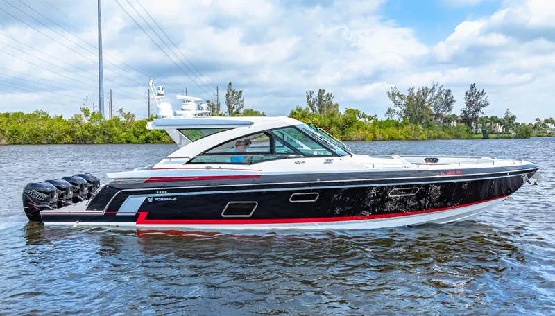 Ski 2 Sea Yacht Photos Pics 2017 Formula 430 Super Sport Crossover boat on water.