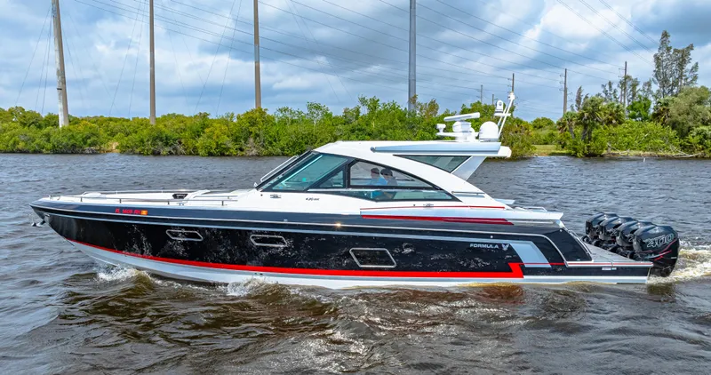 Ski 2 Sea Yacht Photos Pics 2017 Formula 430 Super Sport Crossover boat cruising on a river.
