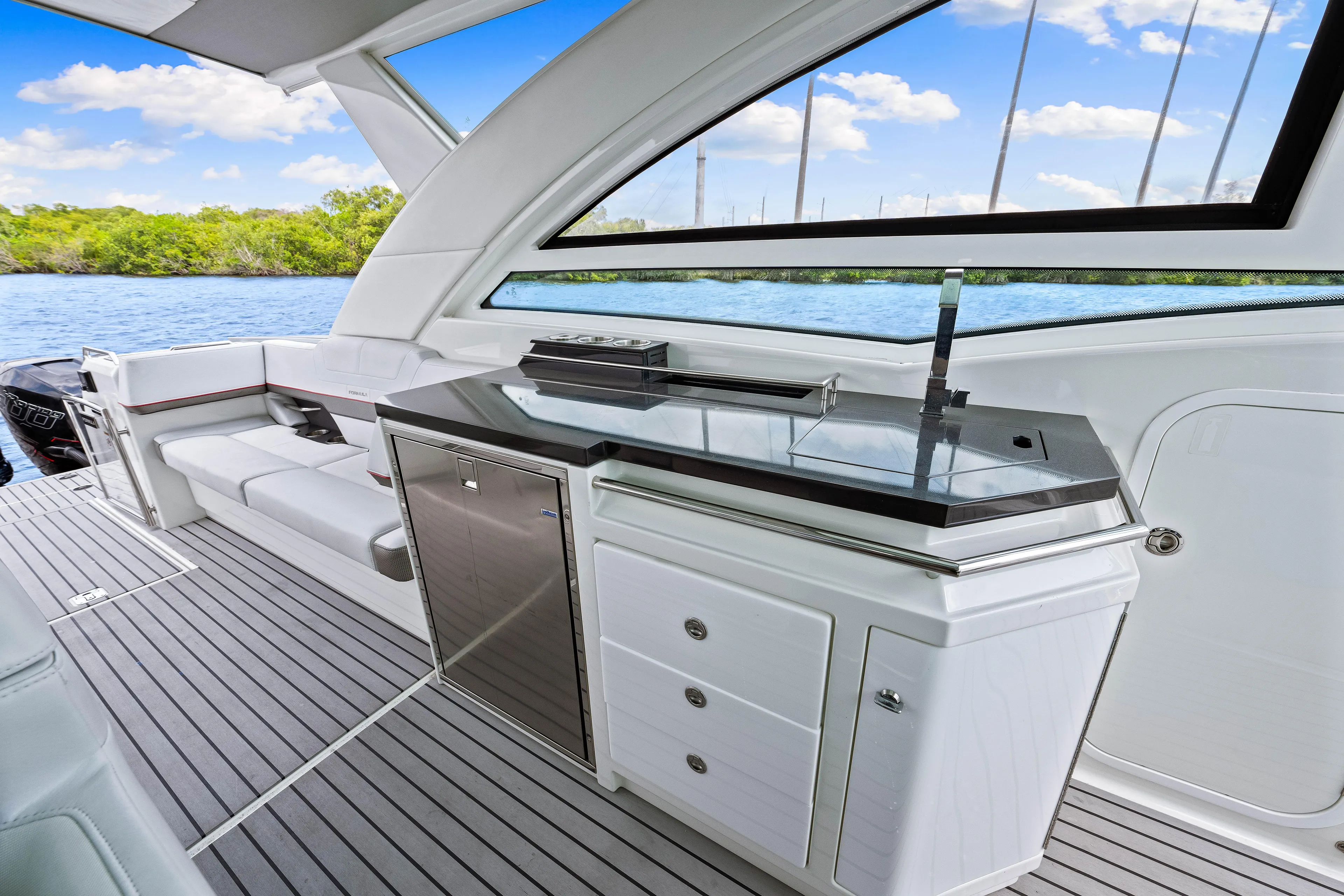 Ski 2 Sea Yacht Photos Pics 2017 Formula 430 Super Sport Crossover yacht interior with kitchenette and seating area.