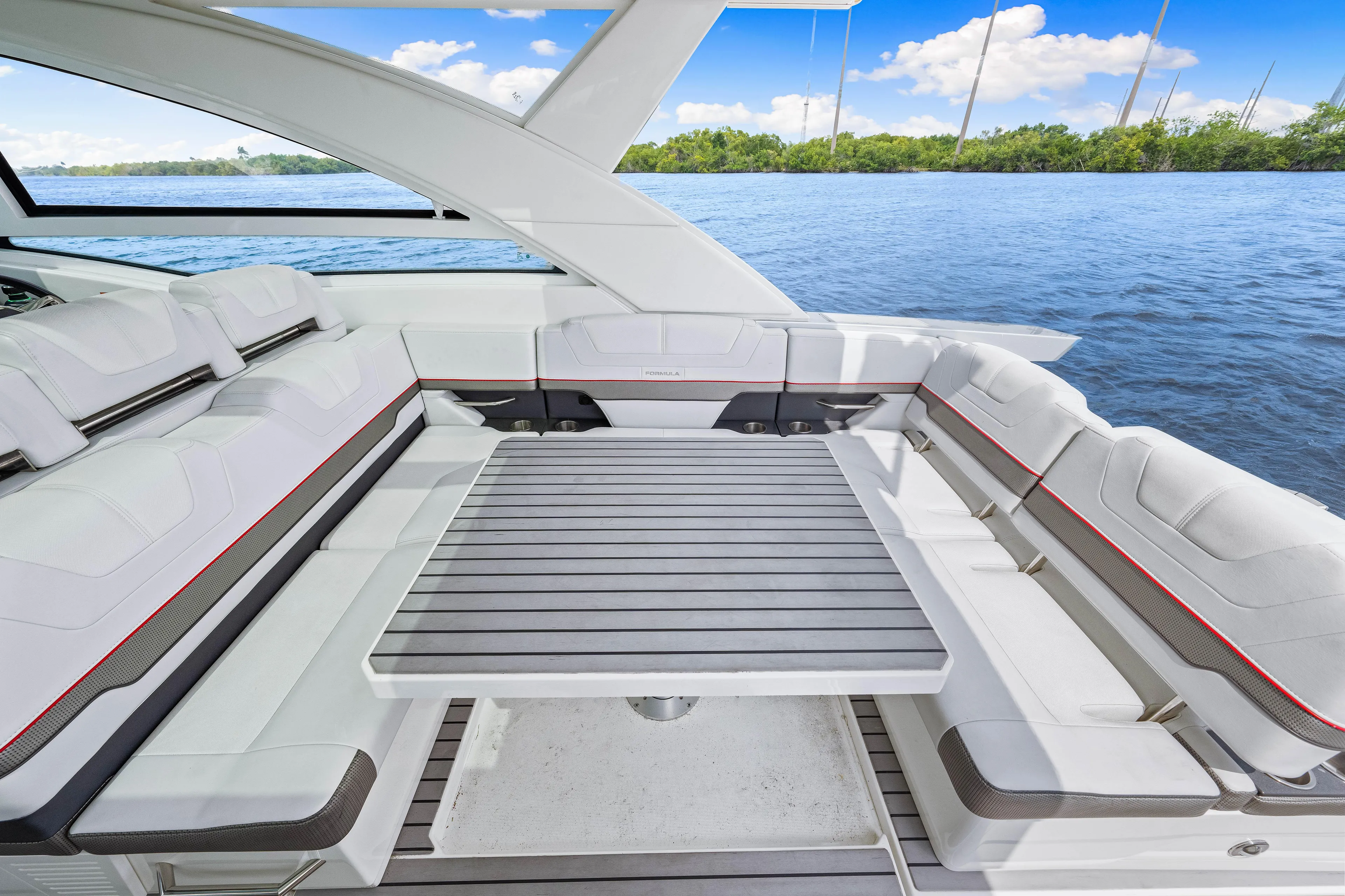 Ski 2 Sea Yacht Photos Pics 2017 Formula 430 Super Sport Crossover yacht interior with seating and table.