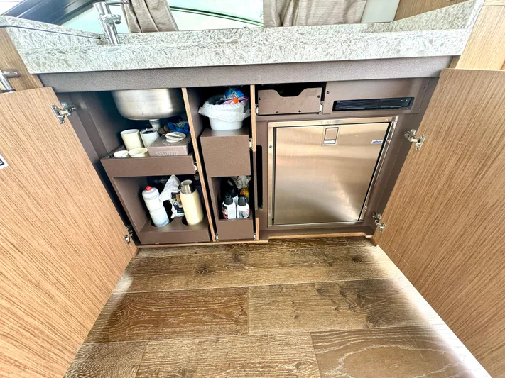 Proof Of Work Yacht Photos Pics Upper Salon Area Wet Bar / Entertainment