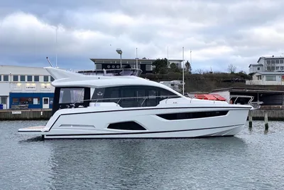 2025 Sealine F430