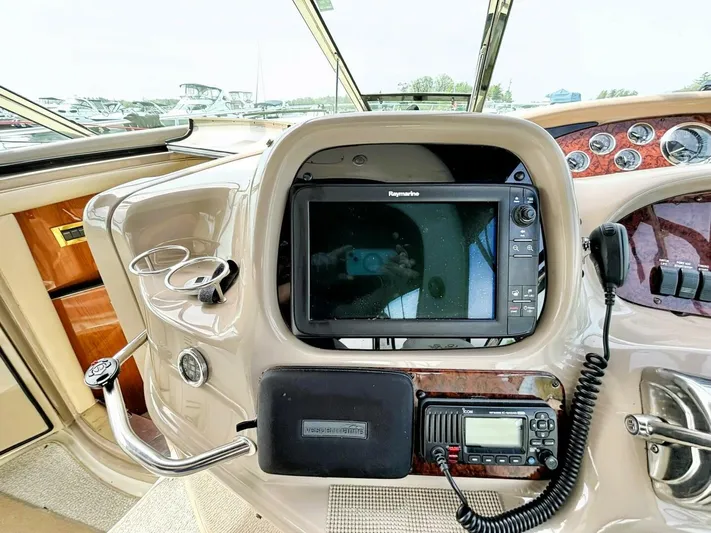  Yacht Photos Pics Control panel of a 2000 Sea Ray 410 Sundancer boat with navigation equipment.