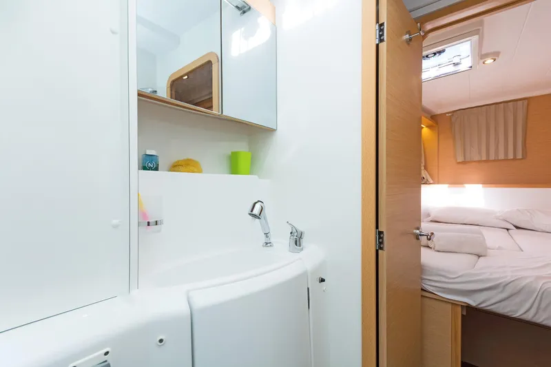  Yacht Photos Pics Modern bathroom and cozy bedroom in 2017 Lagoon 400 S2 yacht.