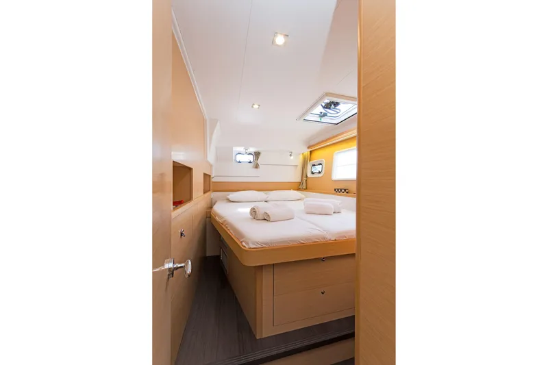  Yacht Photos Pics Interior cabin of 2017 Lagoon 400 S2 yacht with cozy bed and natural light.