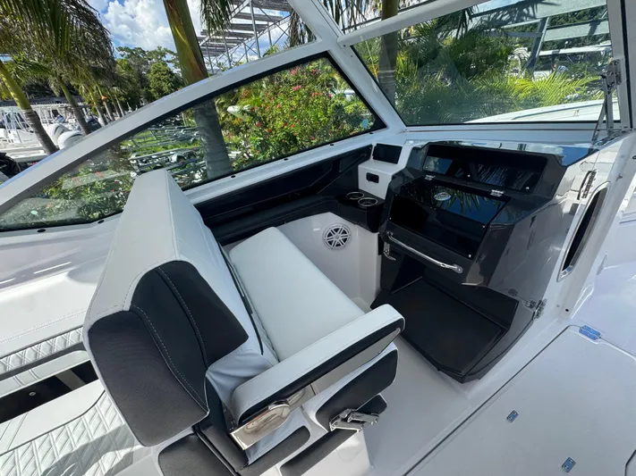  Yacht Photos Pics 2026 Blackfin 272 DC boat interior with modern helm and seating.