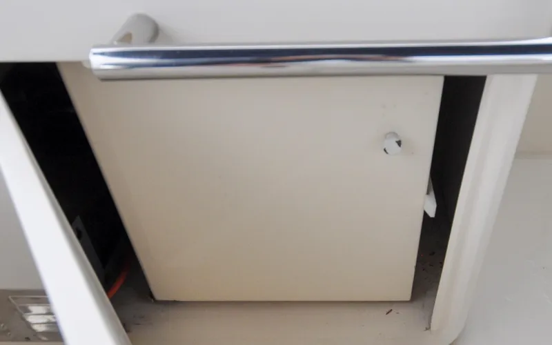 Calmati Yacht Photos Pics Azimut 54 - Calmati - Flybridge - Wet Bar Fridge