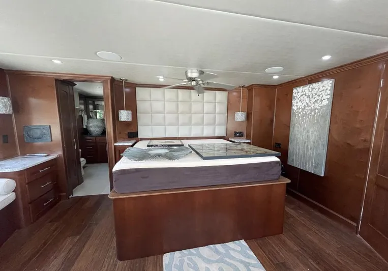  Yacht Photos Pics Luxurious bedroom interior of 2015 Stardust Cruisers 20' x 106' houseboat.