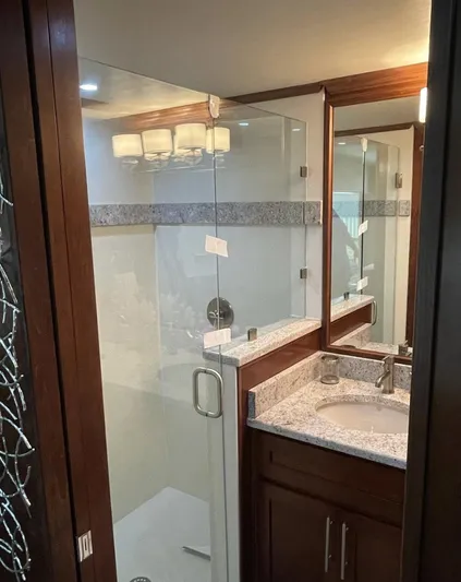  Yacht Photos Pics Modern bathroom in 2015 Stardust Cruisers 20' x 106' houseboat.