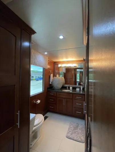  Yacht Photos Pics Luxurious bathroom in 2015 Stardust Cruisers 20' x 106' houseboat.