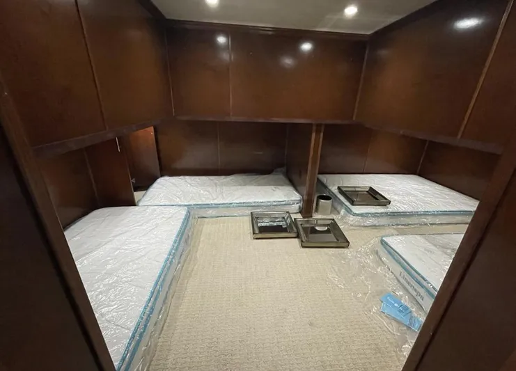  Yacht Photos Pics 2015 Stardust Cruisers 20' x 106' houseboat bedroom with four twin beds.