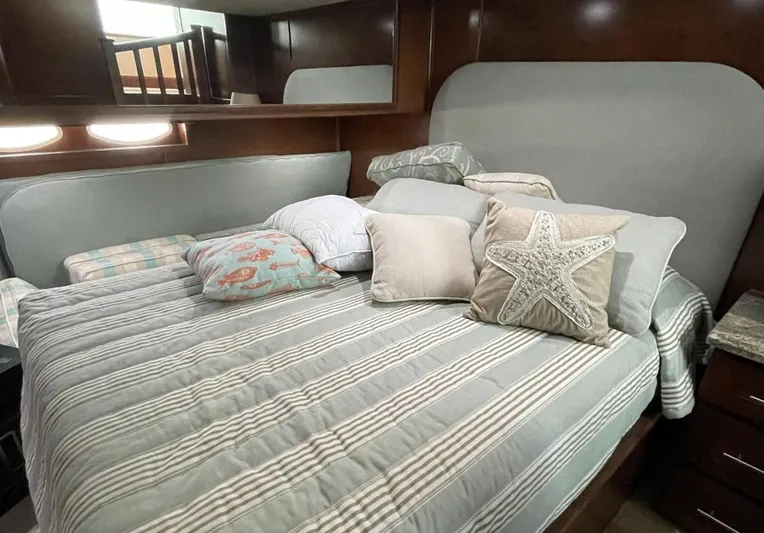  Yacht Photos Pics Luxurious bedroom in a 2015 Stardust Cruisers 20' x 106' houseboat.