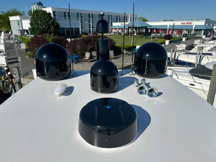 Lucy Penguin Yacht Photos Pics Rooftop equipment on 2019 Van der Valk BeachClub 600 yacht, featuring antennas and domes.
