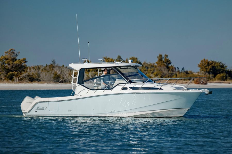 2023 Boston Whaler 325 Conquest