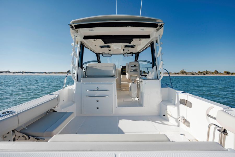 2023 Boston Whaler 325 Conquest